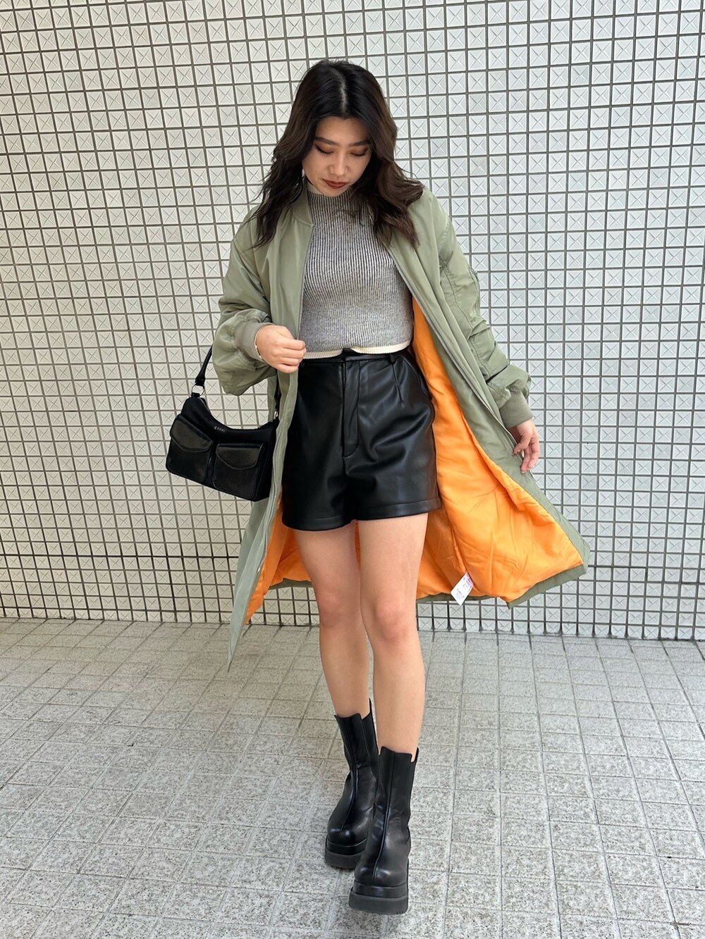 グレー系のニット/セーター、ブラック系のその他パンツ、ブラック系のブーツを着用したレディースの冬コーディネートの3枚目の写真