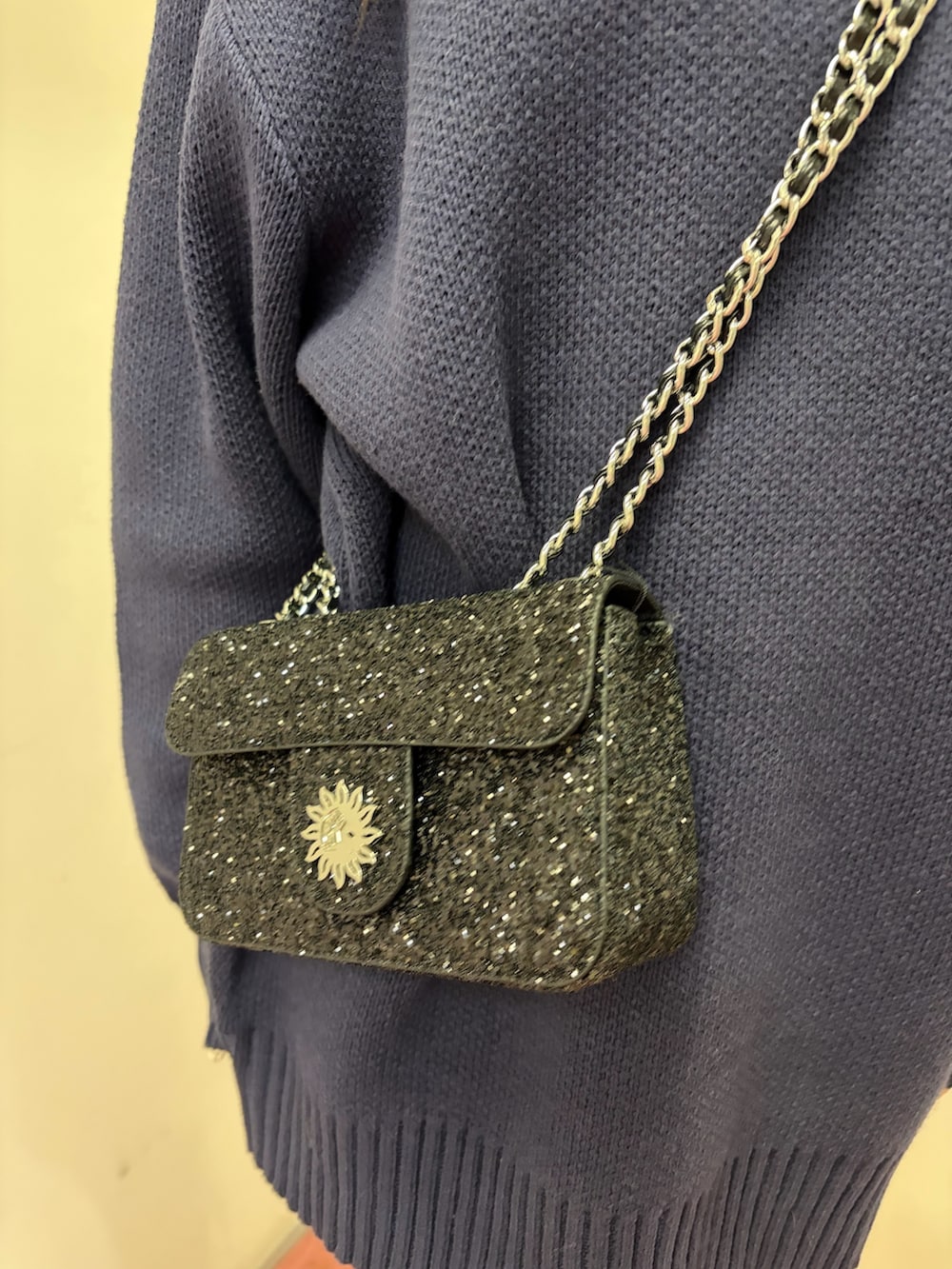 ブラック系のブーツ、ブラック系のショルダーバッグ、ブルー系のニット/セーターを着用したレディースの冬コーディネートの6枚目の写真