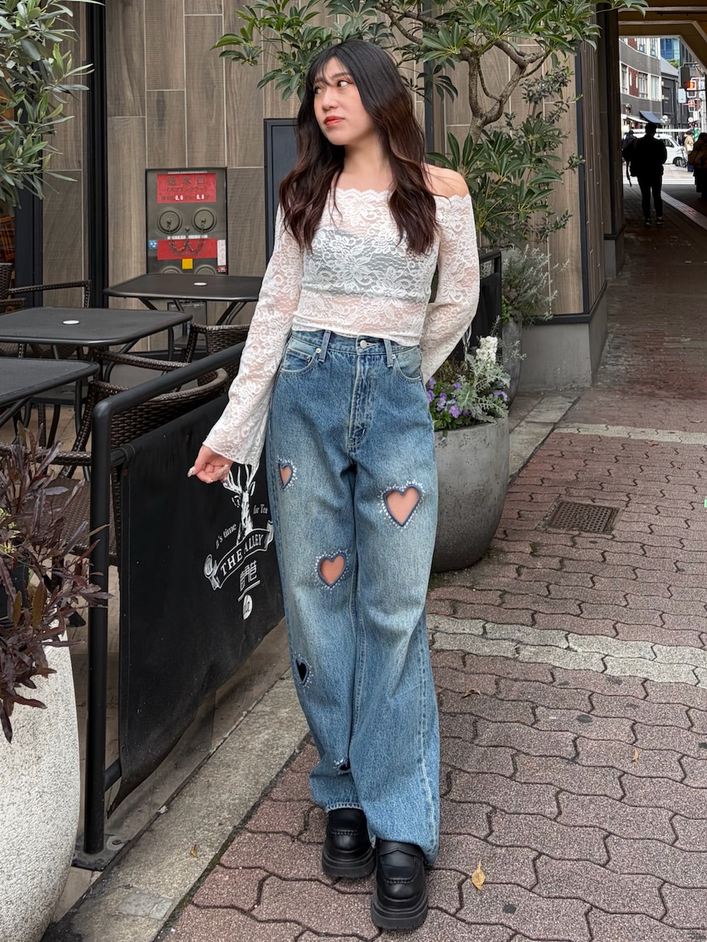 ホワイト系のシャツ/ブラウス、ブルー系のデニムパンツを着用したレディースの春コーディネートの2枚目の写真