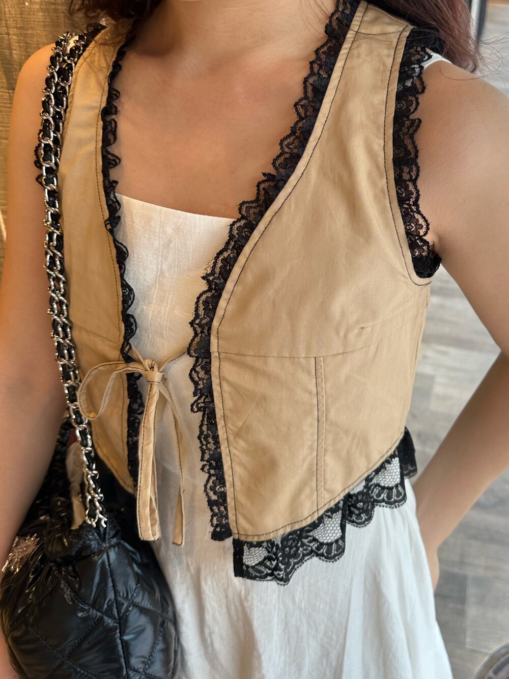 ホワイト系のワンピース、ベージュ系のシャツ/ブラウス、ブラック系のショルダーバッグを着用したレディースの夏コーディネートの5枚目の写真