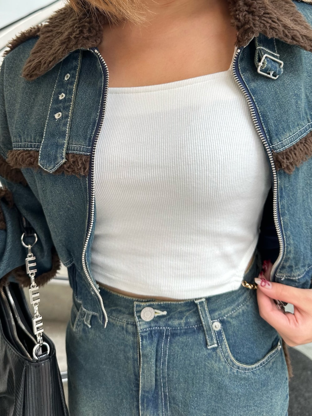 ブルー系のブルゾン、ブルー系のデニムスカート、その他のブーツを着用したレディースの秋コーディネートの6枚目の写真