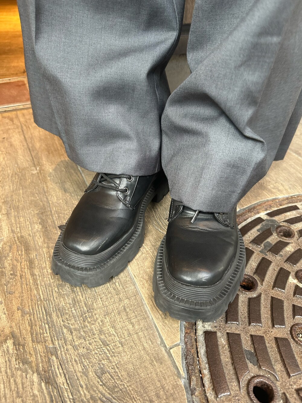 ブラック系のニット/セーター、グレー系のその他パンツ、レッド系のショルダーバッグを着用したレディースの秋コーディネートの9枚目の写真