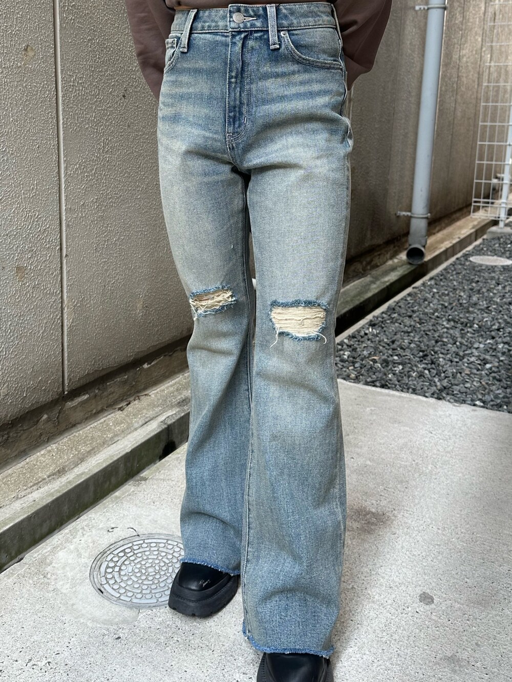 イエロー系のTシャツ/カットソー、ブルー系のデニムパンツ、ブラック系のショルダーバッグを着用したレディースの春コーディネートの7枚目の写真