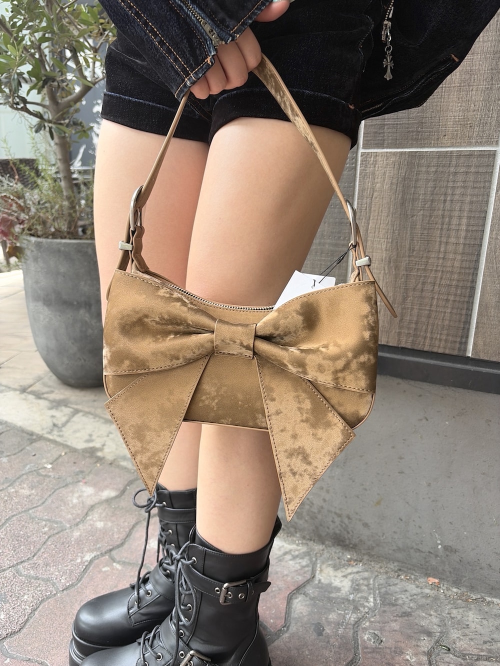 ブルー系のその他パンツ、ブルー系のデニムジャケット、ブラウン系のハンドバッグを着用したレディースの夏コーディネートの7枚目の写真