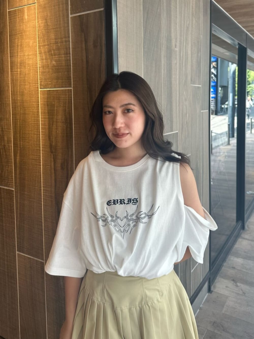 ブラック系のブーツ、イエロー系のワンピース、ホワイト系のTシャツ/カットソーを着用したレディースの夏コーディネートの4枚目の写真