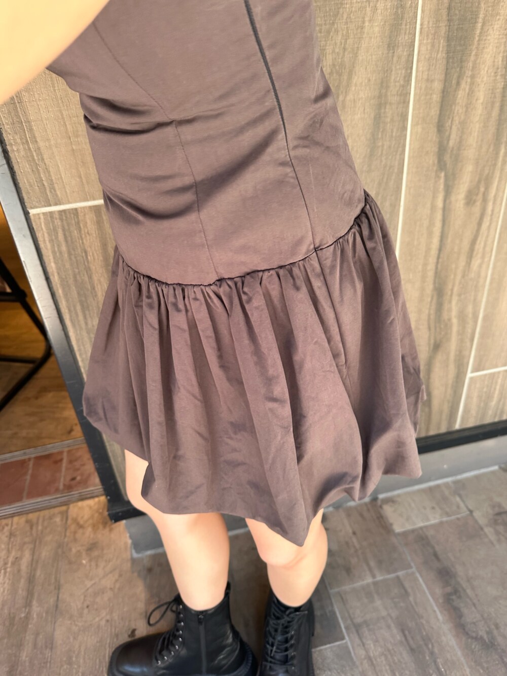 グレー系のワンピース、ホワイト系のショルダーバッグ、ブラック系のブーツを着用したレディースの夏コーディネートの8枚目の写真