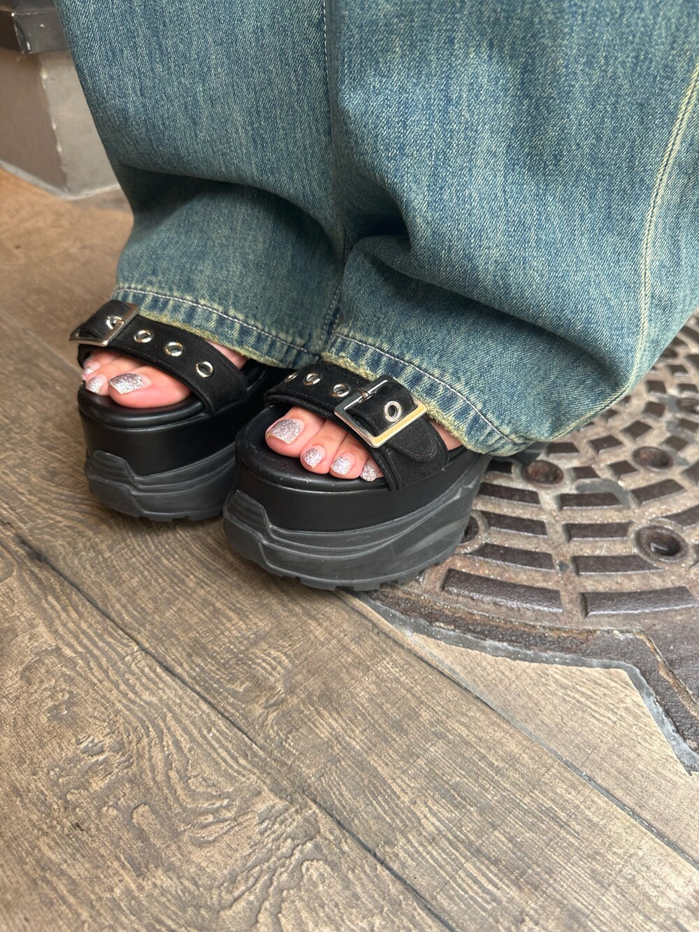 ブルー系のデニムパンツ、ホワイト系のシャツ/ブラウス、レッド系のショルダーバッグを着用したレディースの夏コーディネートの10枚目の写真