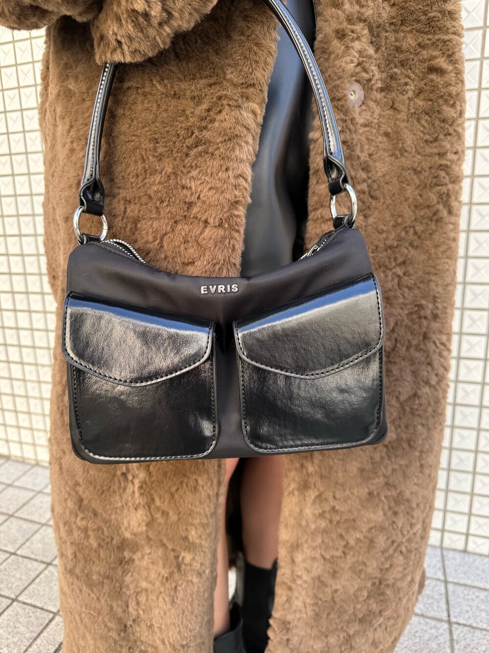 ブラック系のブーツ、ブラック系のハンドバッグ、ブラック系のその他パンツを着用したレディースの冬コーディネートの8枚目の写真