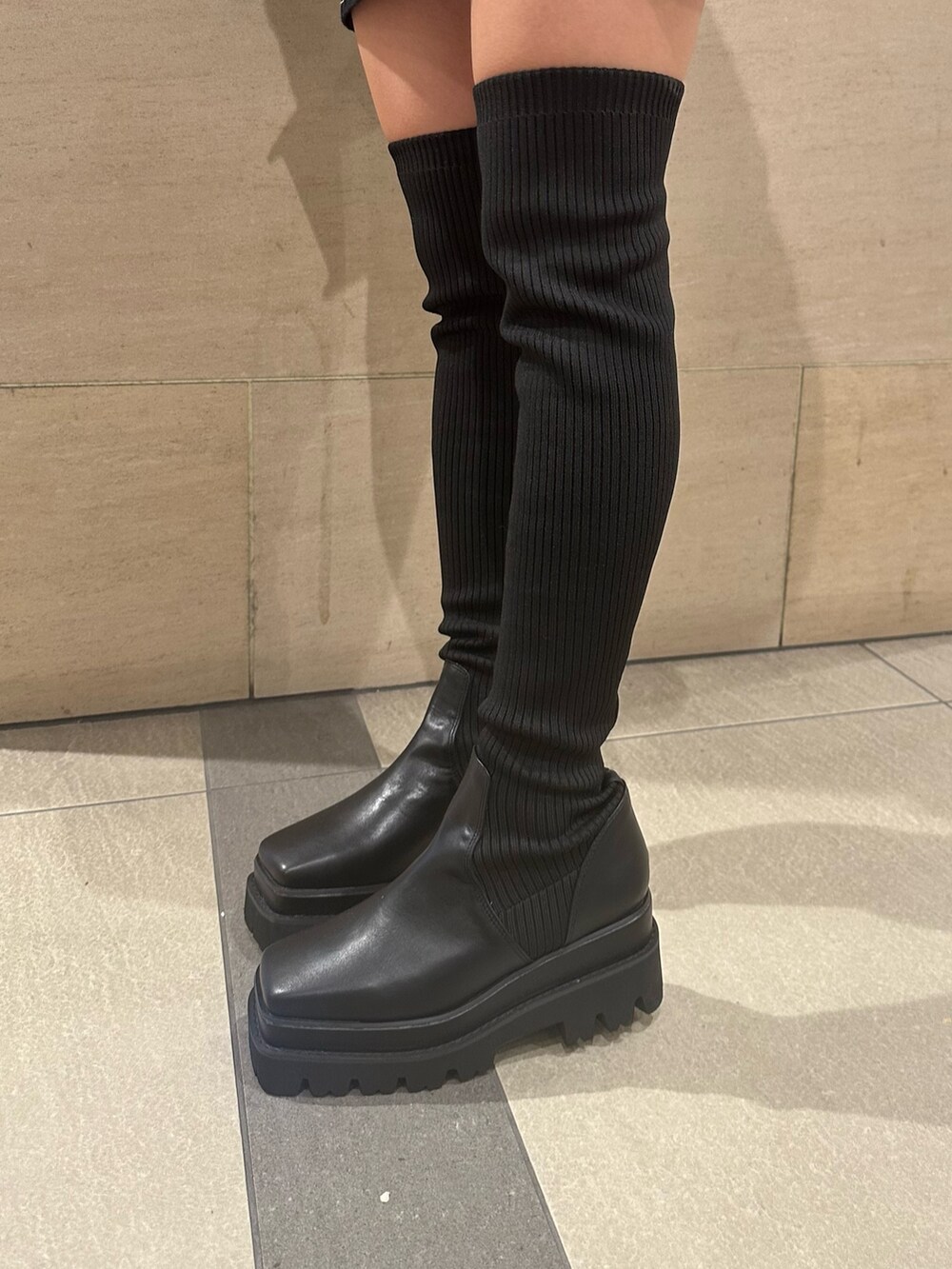 ブルー系のデニムスカート、ホワイト系のTシャツ/カットソー、グリーン系のダウンジャケット/コートを着用したレディースの秋コーディネートの8枚目の写真