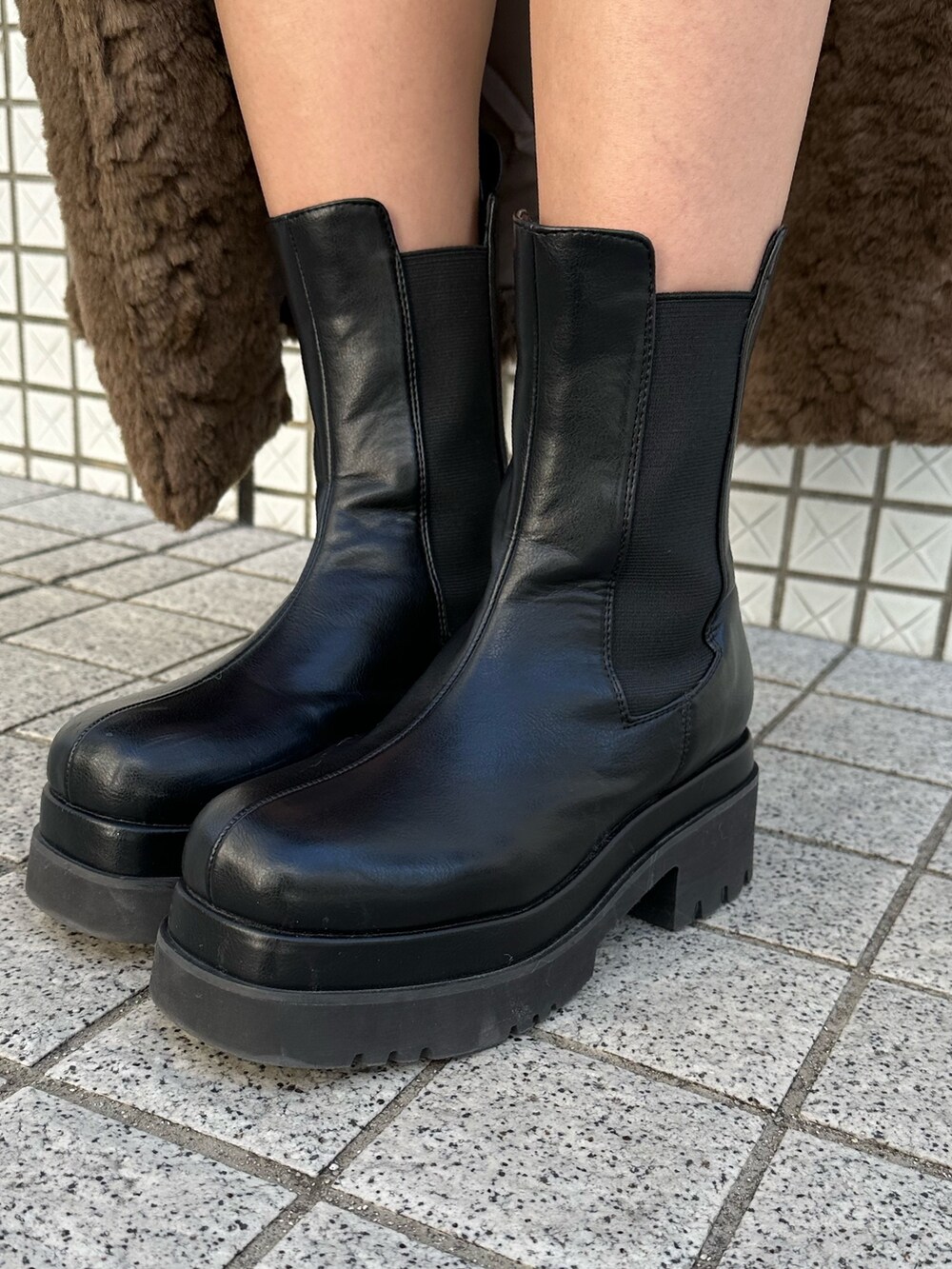 ブラック系のブーツ、ブラック系のハンドバッグ、ブラック系のその他パンツを着用したレディースの冬コーディネートの9枚目の写真