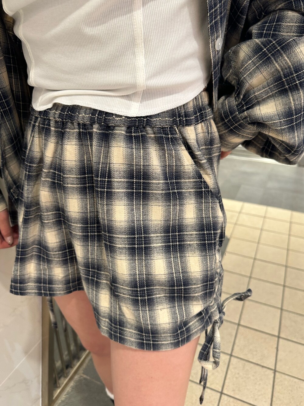 ブルー系のその他パンツ、ホワイト系のTシャツ/カットソー、ブルー系のシャツ/ブラウスを着用したレディースの春コーディネートの8枚目の写真