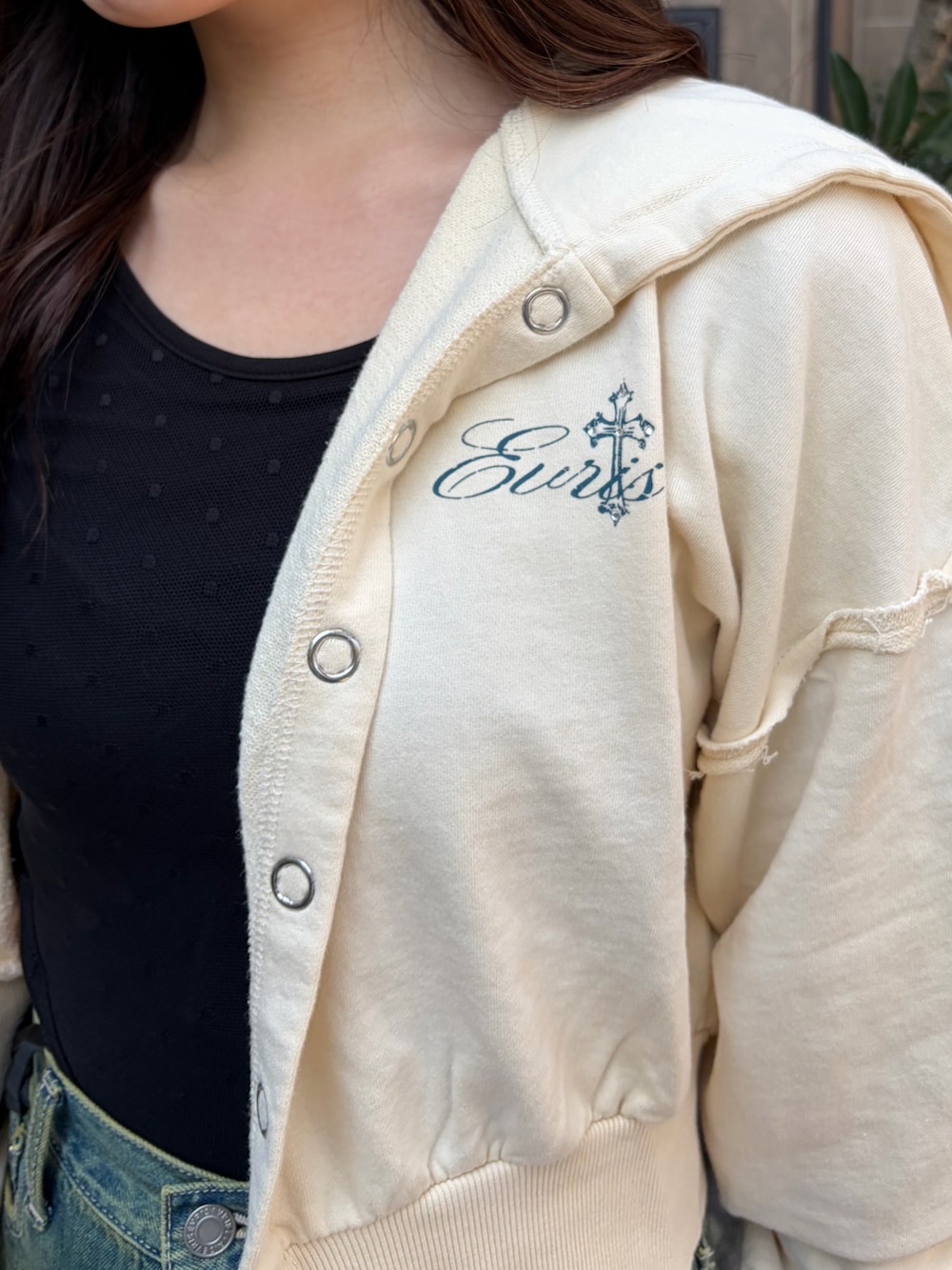 ホワイト系のパーカー、その他のTシャツ/カットソー、ブルー系のデニムパンツを着用したレディースの春コーディネートの5枚目の写真