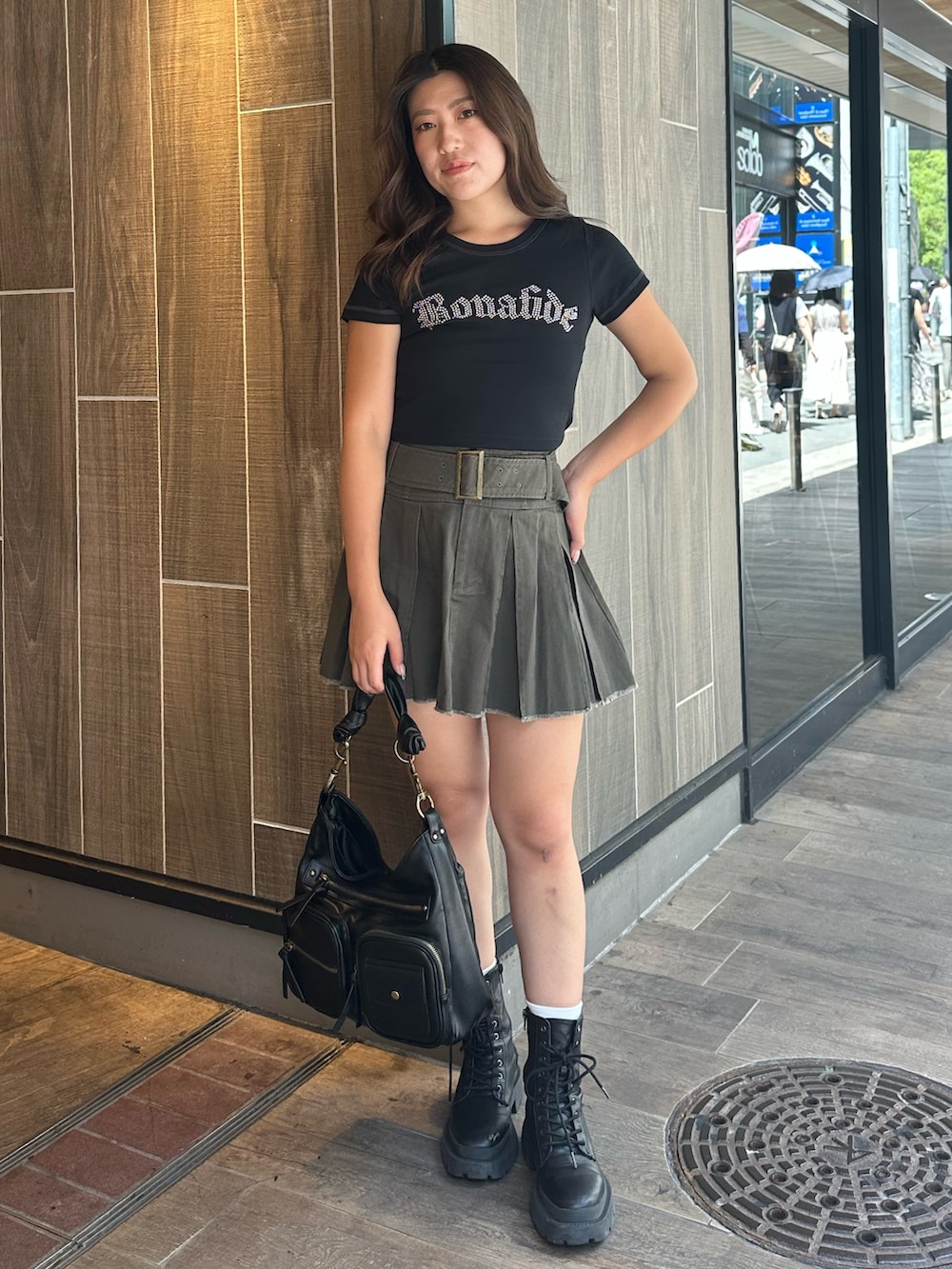 ブラック系のTシャツ/カットソー、グレー系のスカート、ブラック系のハンドバッグを着用したレディースの夏コーディネートの2枚目の写真