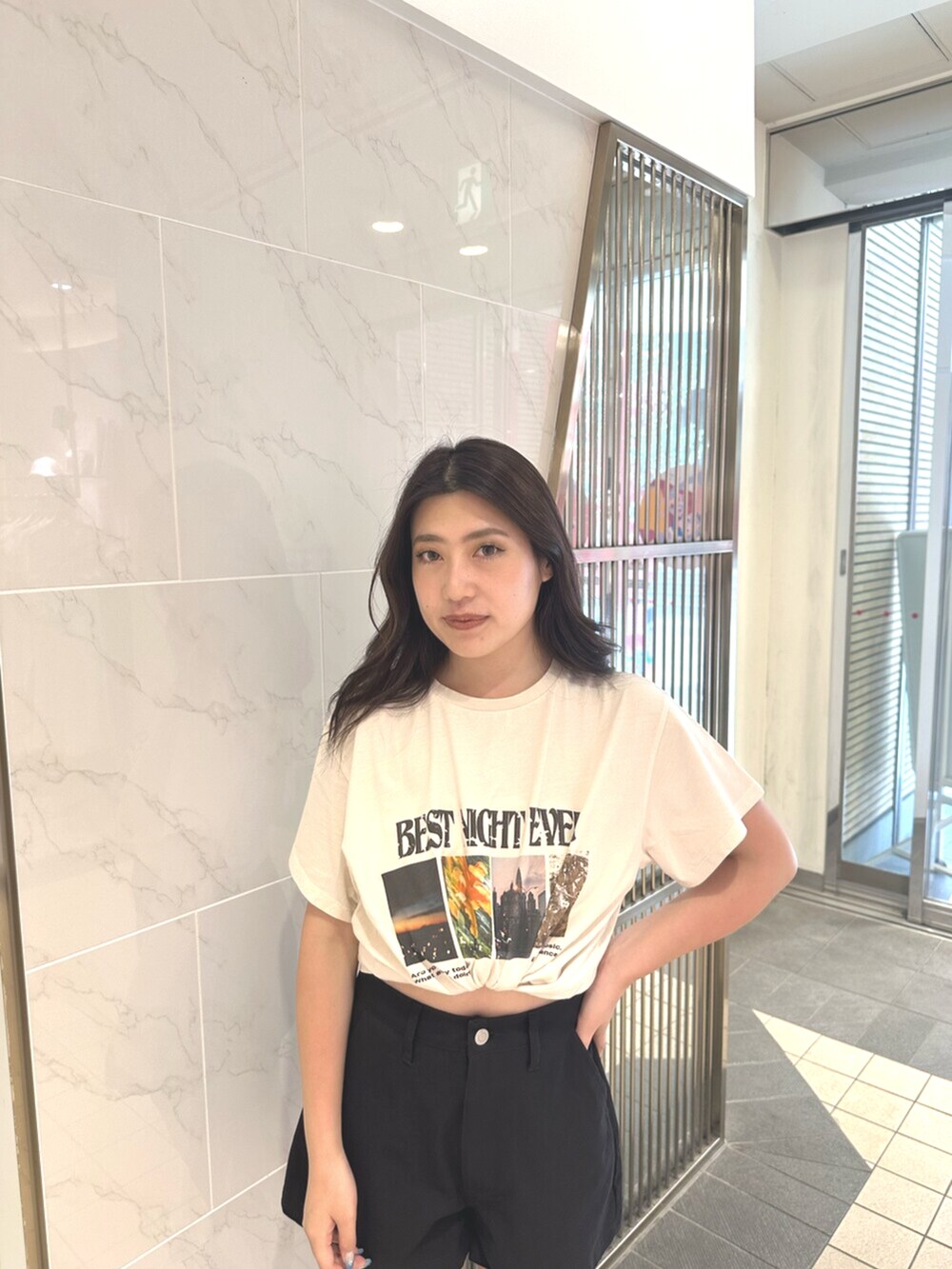 ブラック系のサンダル、ブラック系のその他パンツ、ホワイト系のTシャツ/カットソーを着用したレディースの夏コーディネートの4枚目の写真