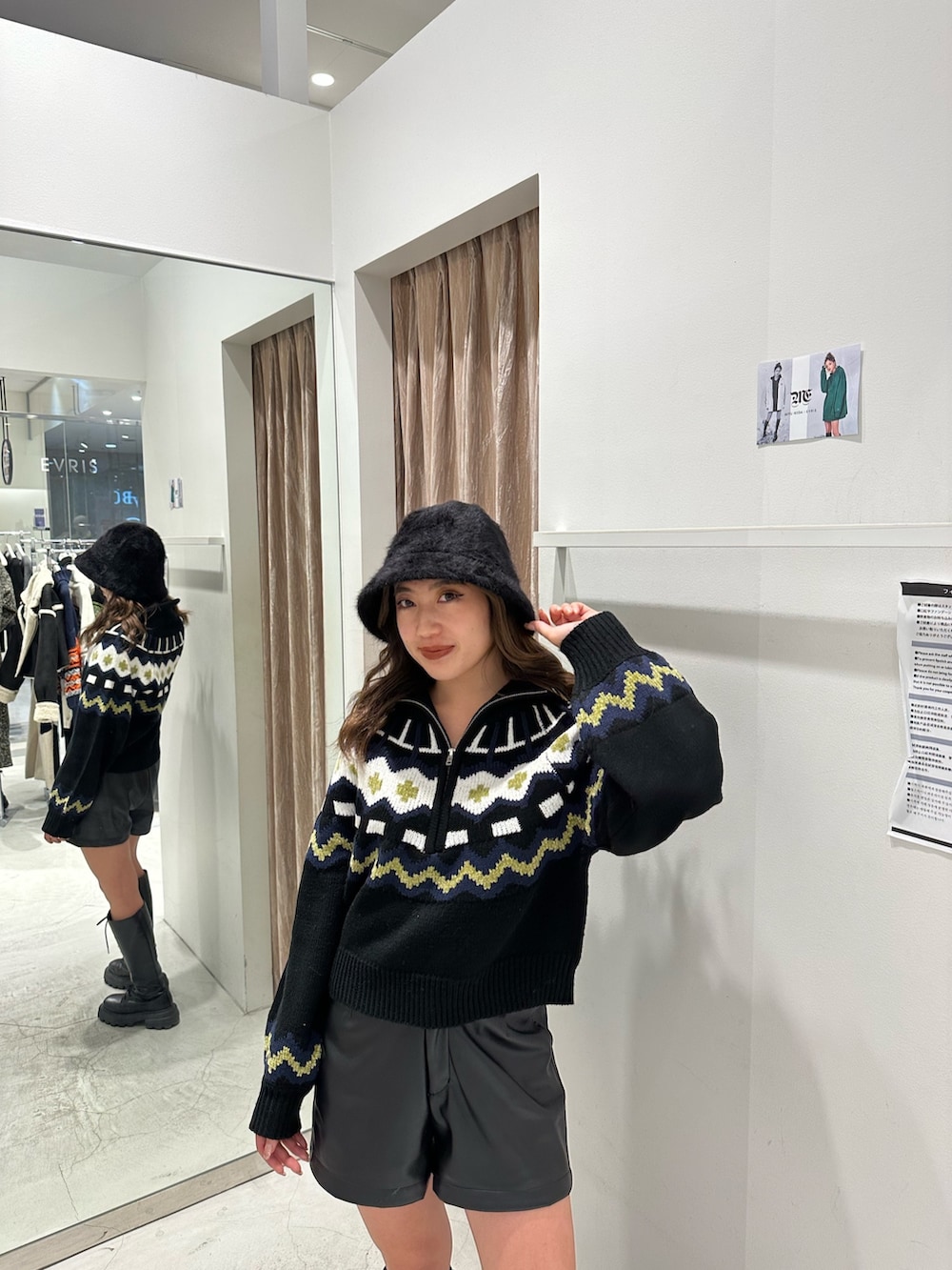 ブラック系のその他パンツ、ブラック系のブーツ、ブラック系のニット/セーターを着用したレディースの秋コーディネートの4枚目の写真