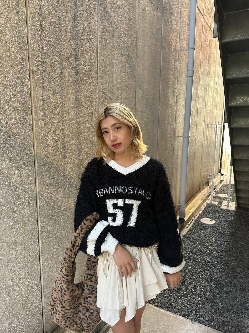 ブラック系のニット/セーター、その他のショルダーバッグ、その他のブーツを着用したレディースの秋コーディネートの5枚目の写真