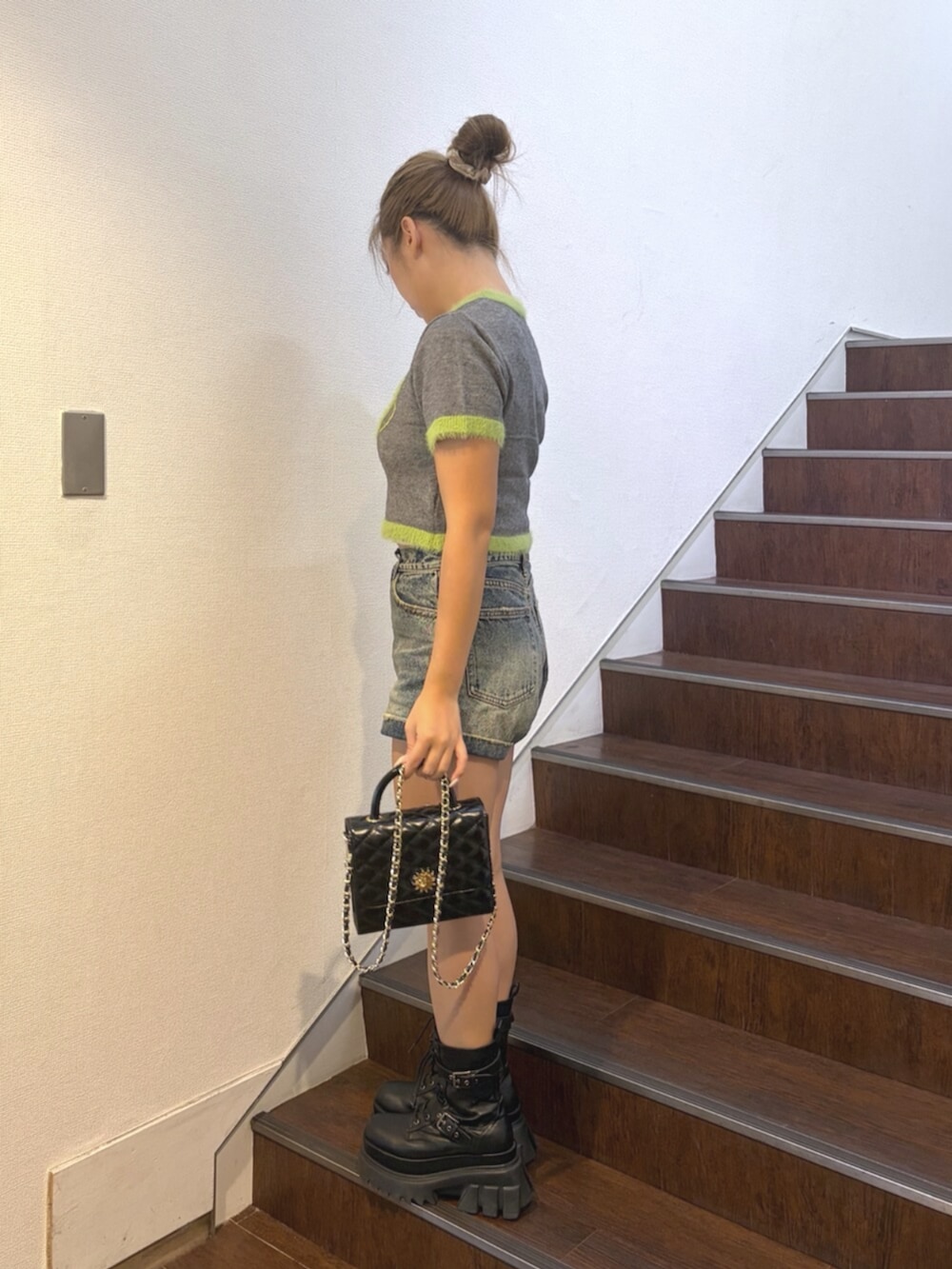 ブラック系のショルダーバッグ、ブルー系のその他パンツ、ブラック系のブーツを着用したレディースの秋コーディネートの2枚目の写真