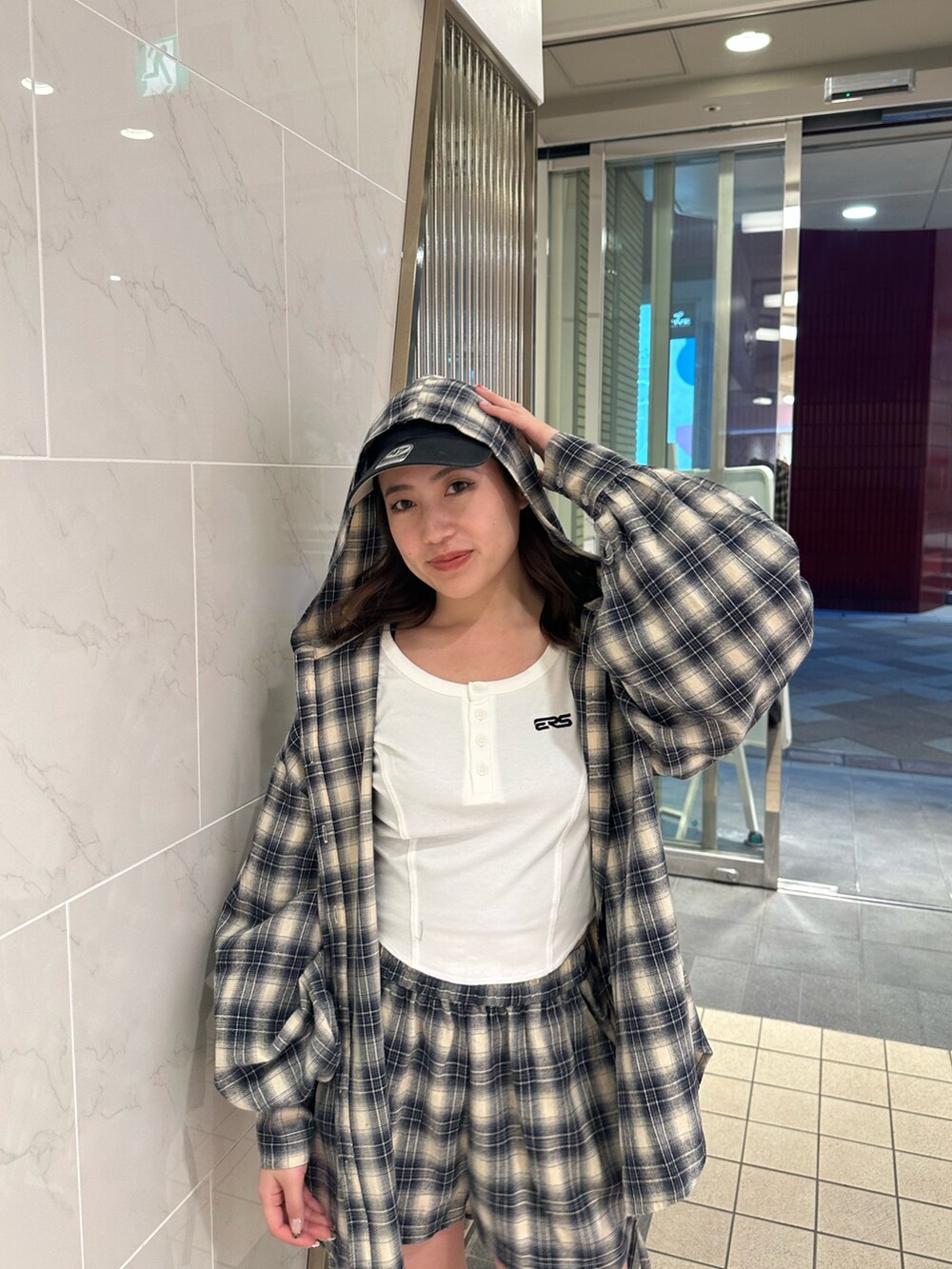 ブルー系のその他パンツ、ホワイト系のTシャツ/カットソー、ブルー系のシャツ/ブラウスを着用したレディースの春コーディネートの5枚目の写真