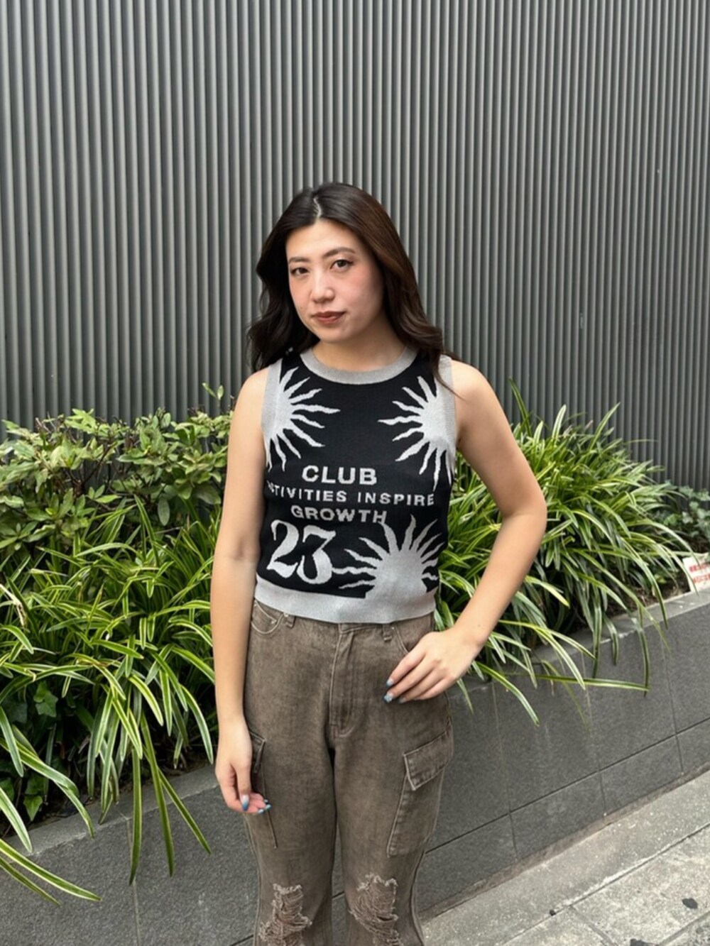 ブラック系のブーツ、ブラウン系のその他パンツ、ブラック系のニット/セーターを着用したレディースの夏コーディネートの4枚目の写真