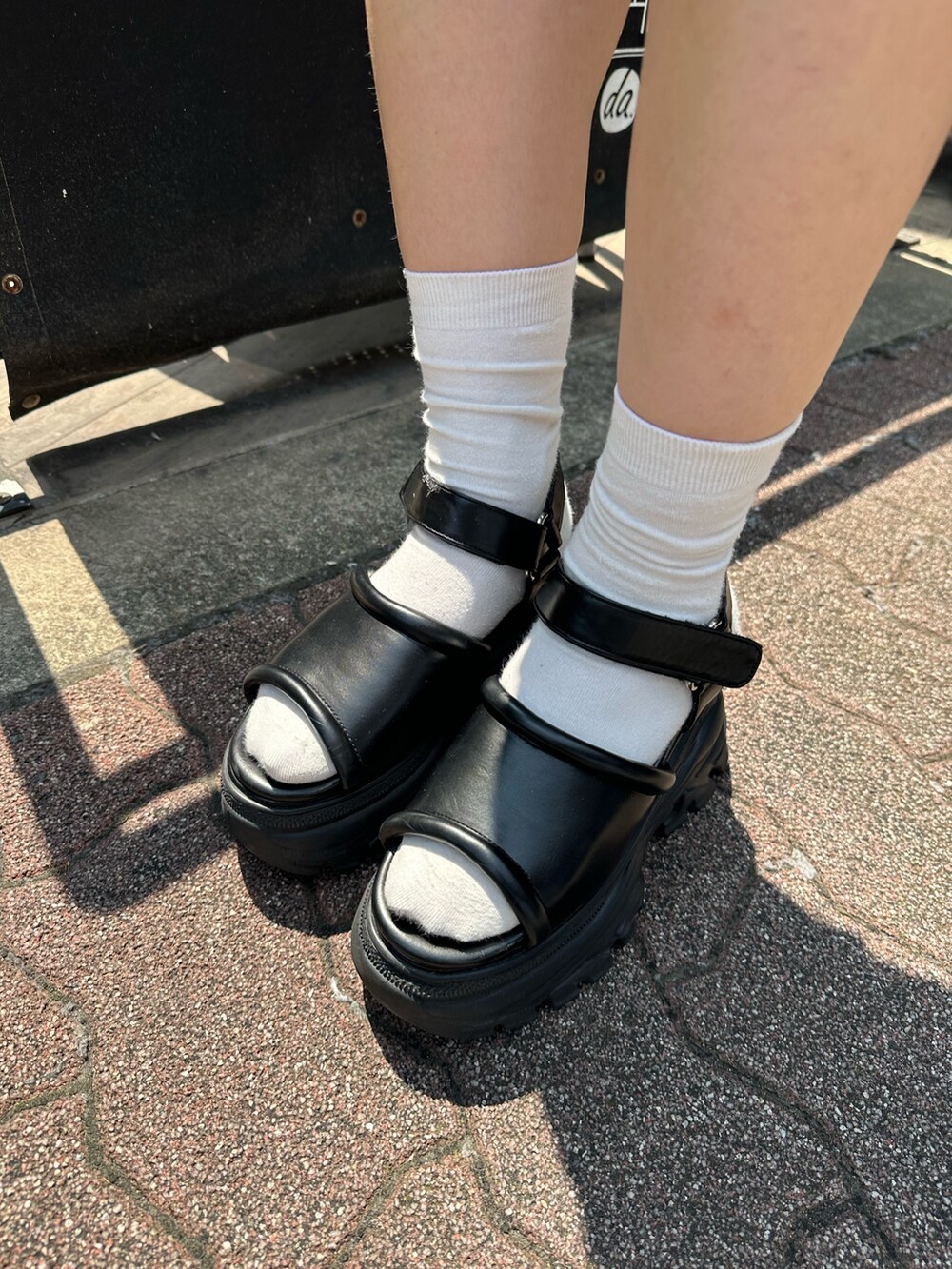 ブルー系のワンピース、ブラック系のサンダル、レッド系のキャップを着用したレディースの夏コーディネートの7枚目の写真