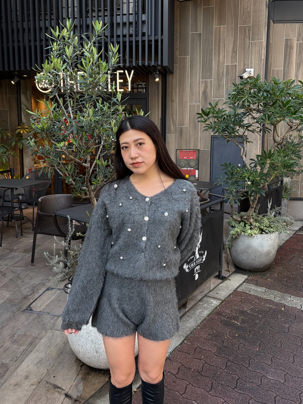 グレー系のつなぎ/オールインワン、ブラック系のブーツを着用したレディースの冬コーディネートの4枚目の写真