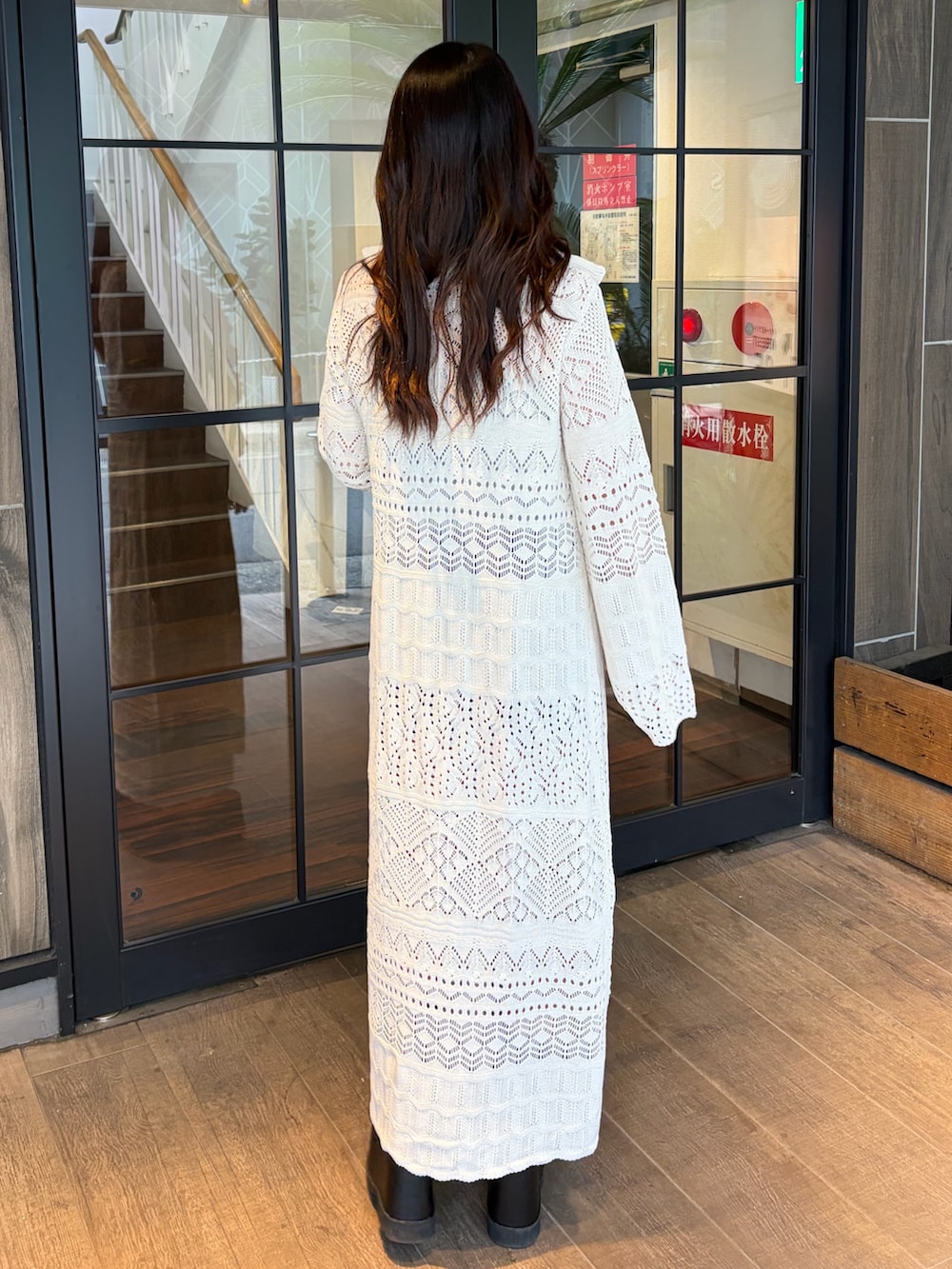 ブラック系のその他パンツ、ブラック系のブーツ、ホワイト系のカーディガン/ボレロを着用したレディースの春コーディネートの4枚目の写真