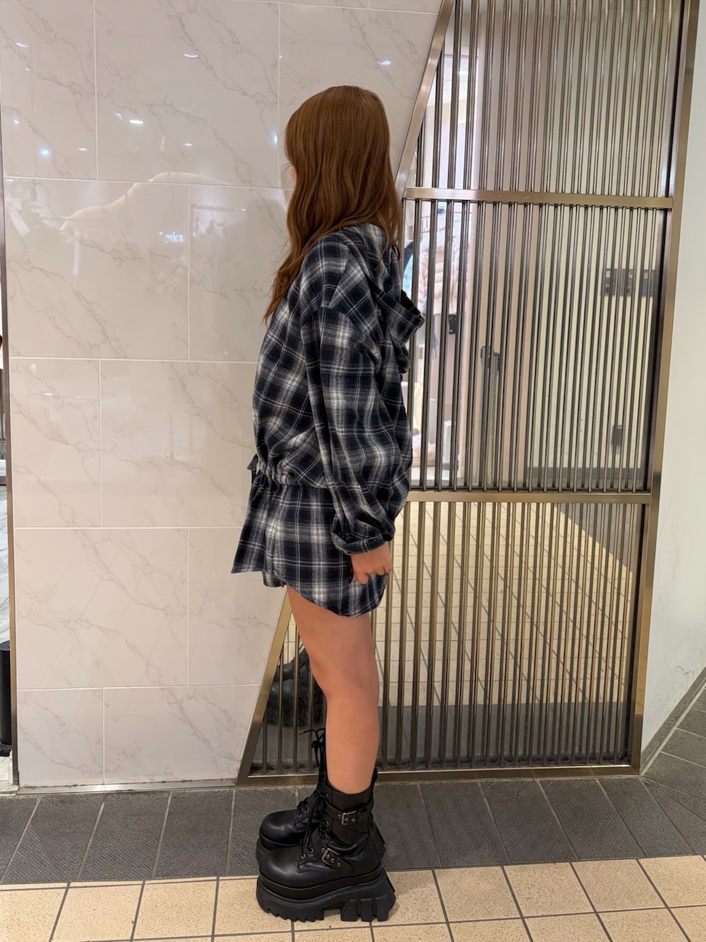 ブラック系のその他パンツ、ブラウン系のシャツ/ブラウス、ブラック系のブーツを着用したレディースの秋コーディネートの2枚目の写真