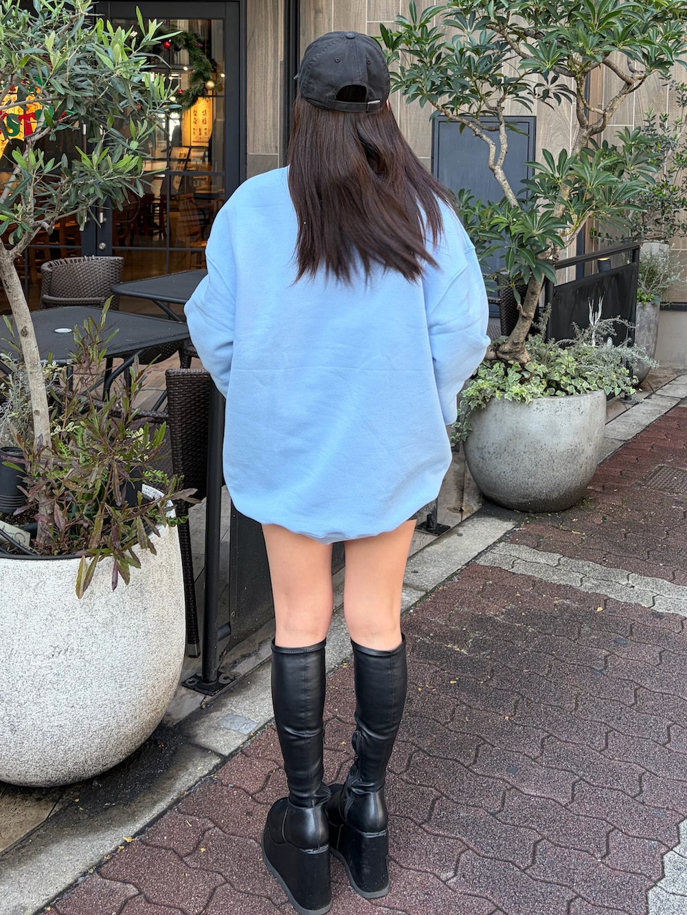 ブラック系のブーツ、ブルー系のスウェット、グレー系のつなぎ/オールインワンを着用したレディースの冬コーディネートの3枚目の写真