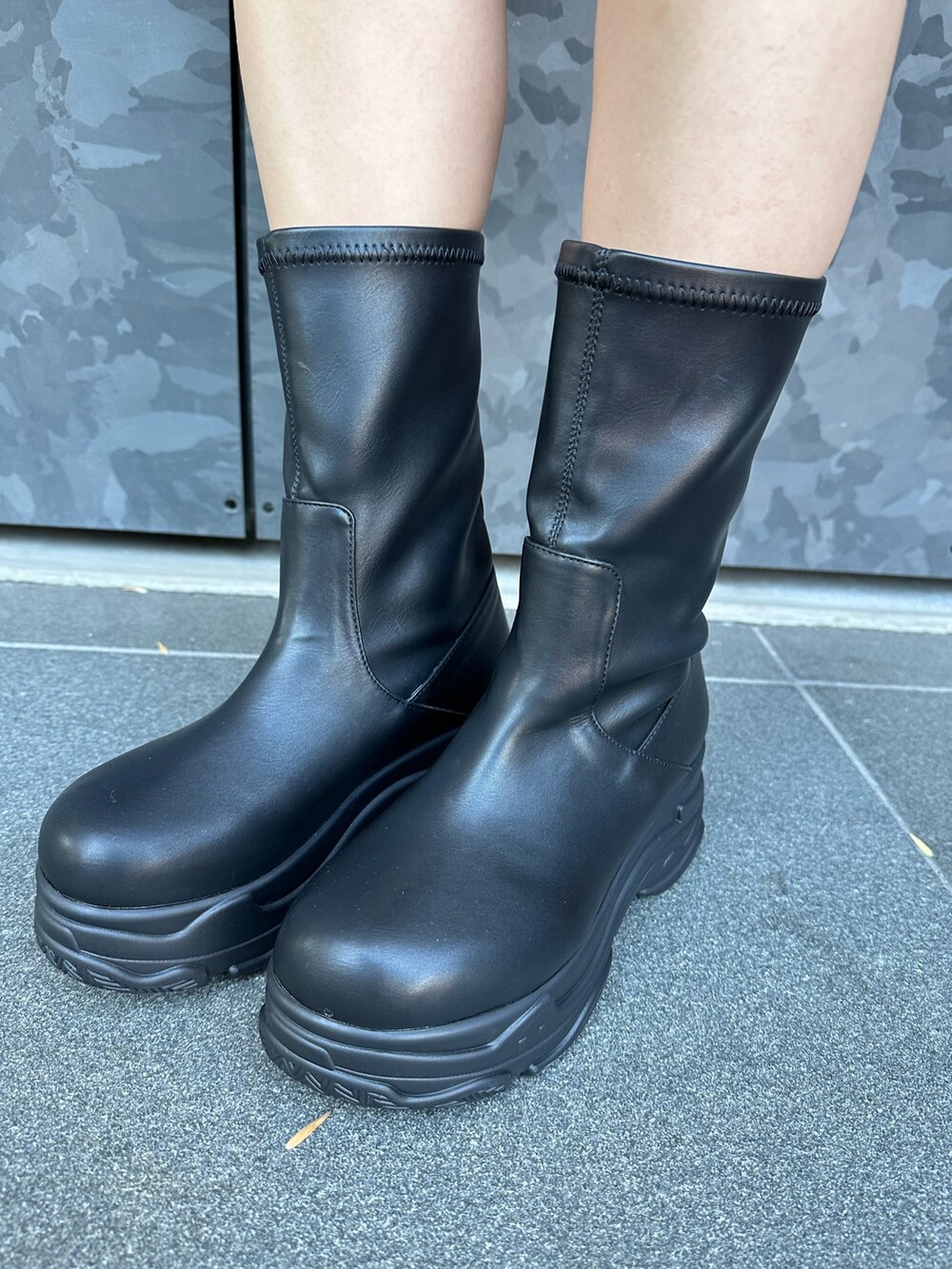 ブラック系のスタジャン、ブラック系のその他パンツ、ブラック系のブーツを着用したレディースの冬コーディネートの9枚目の写真