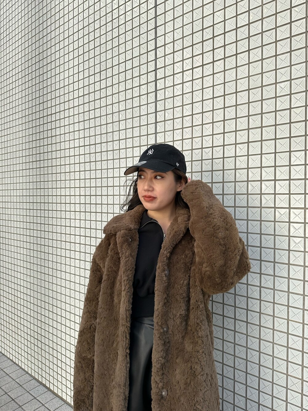 ブラック系のブーツ、ブラック系のハンドバッグ、ブラック系のその他パンツを着用したレディースの冬コーディネートの4枚目の写真