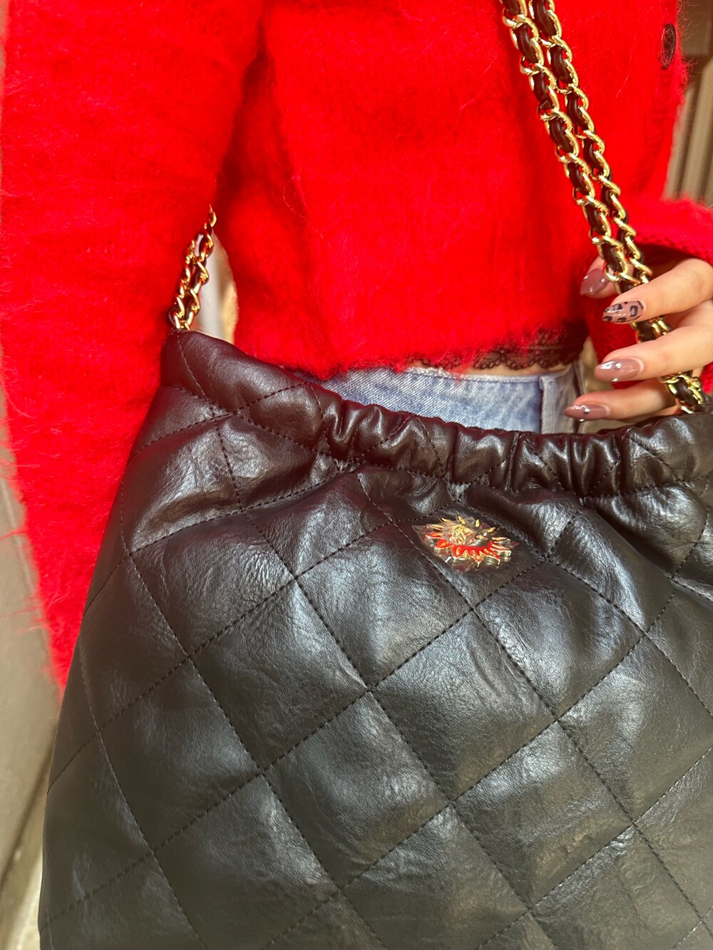 その他のブーツ、ブラック系のショルダーバッグ、レッド系のニット/セーターを着用したレディースの秋コーディネートの7枚目の写真