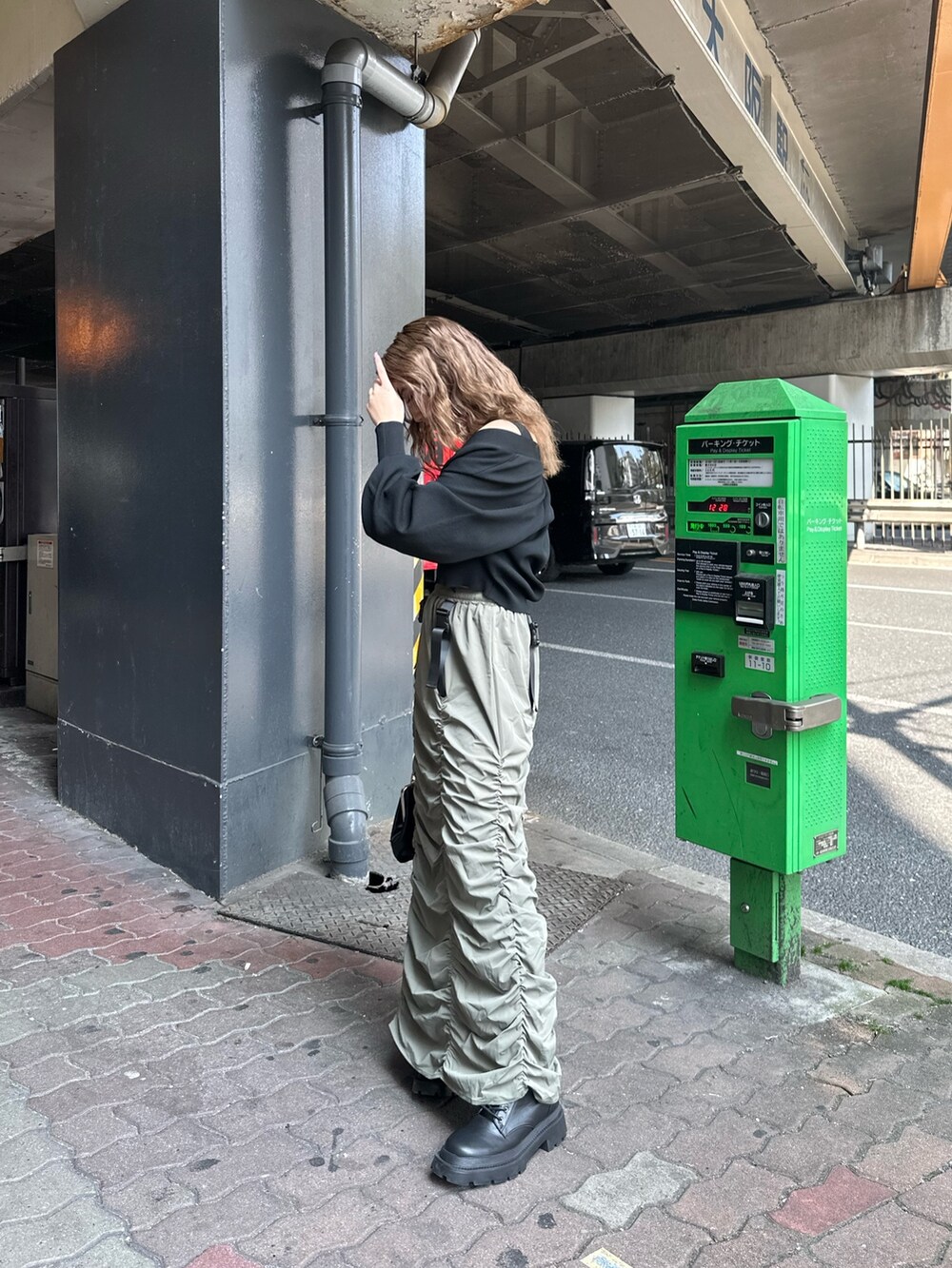 ベージュ系のスカート、ブラック系のカーディガン/ボレロ、ブラック系のショルダーバッグを着用したレディースの春コーディネートの2枚目の写真