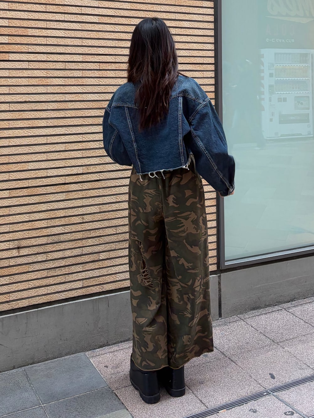 その他のスウェットパンツ、ブルー系のデニムジャケット、ブラック系のブーツを着用したレディースの冬コーディネートの3枚目の写真