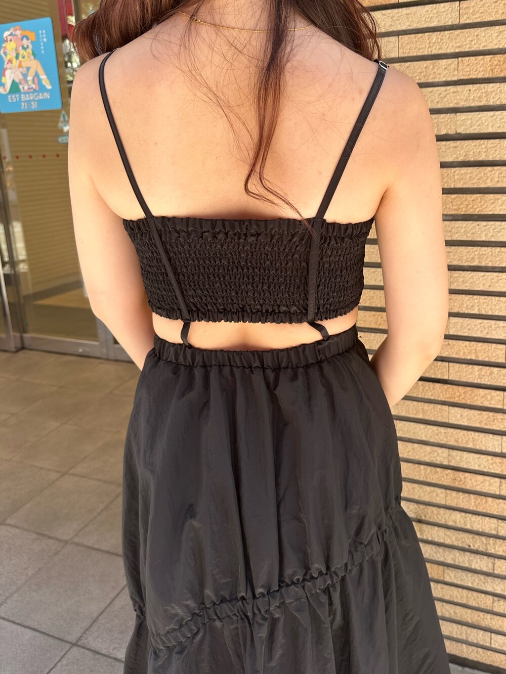 ブラック系のサンダル、ブルー系のショルダーバッグ、ブラック系のワンピースを着用したレディースの夏コーディネートの8枚目の写真