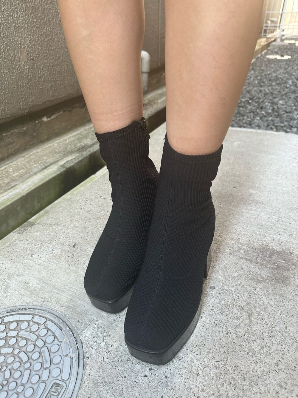 その他のブーツ、ブラック系のショルダーバッグ、レッド系のニット/セーターを着用したレディースの秋コーディネートの9枚目の写真