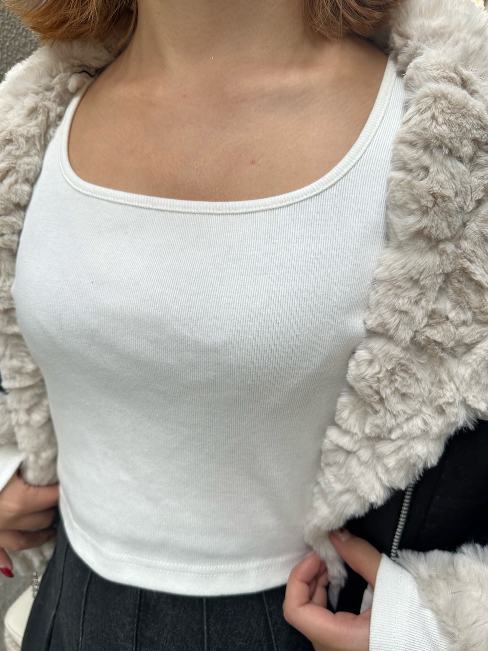 ブラック系のデニムスカート、その他のブーツ、ホワイト系のショルダーバッグを着用したレディースの秋コーディネートの6枚目の写真