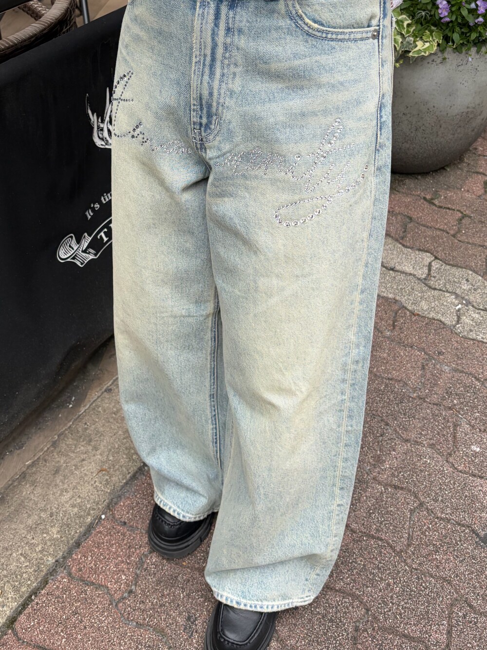 ブルー系のデニムパンツ、イエロー系のキャミソールを着用したレディースの春コーディネートの6枚目の写真