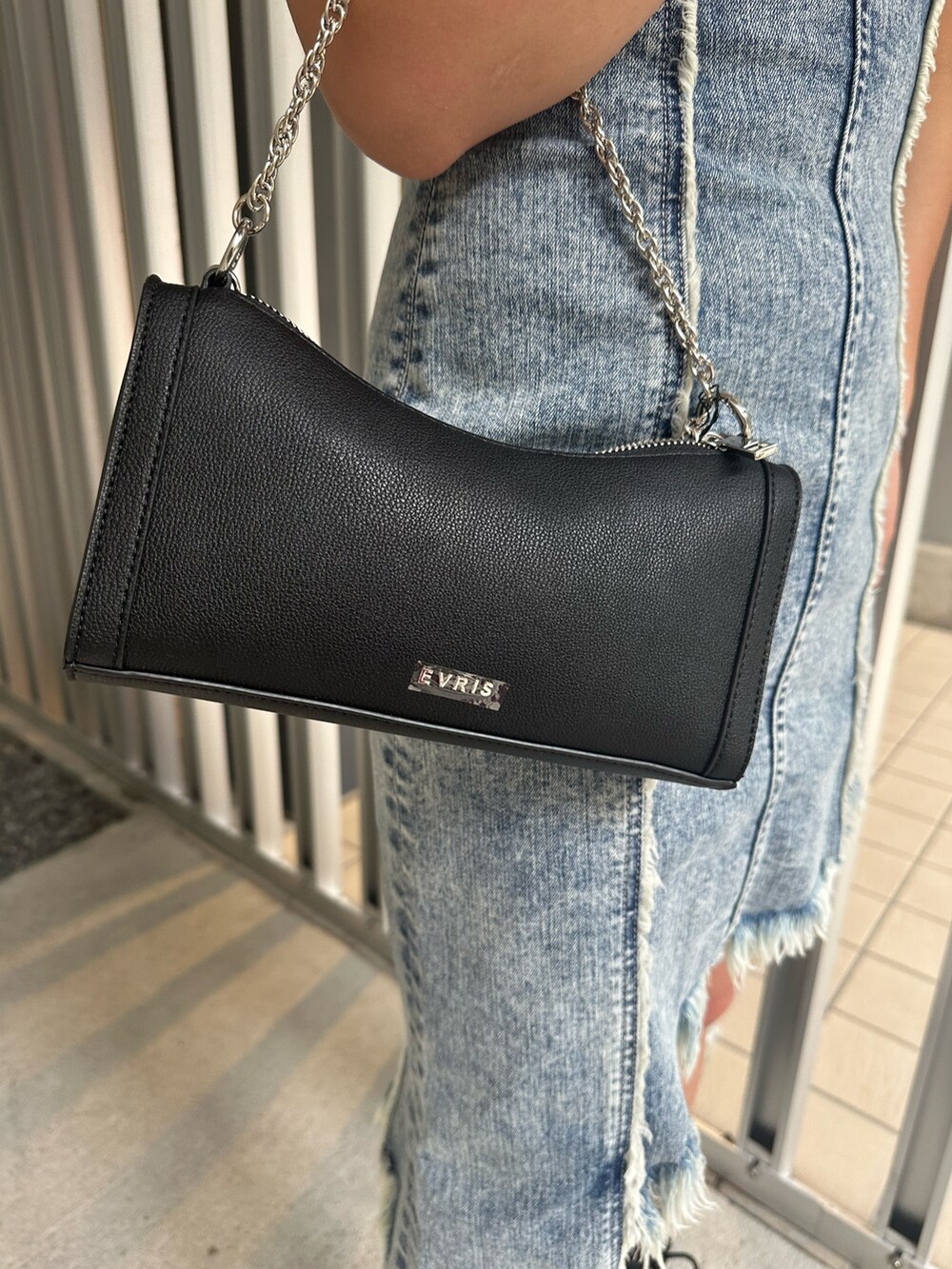 ブラック系のショルダーバッグ、ブラック系のブーツ、ブルー系のワンピースを着用したレディースの夏コーディネートの8枚目の写真