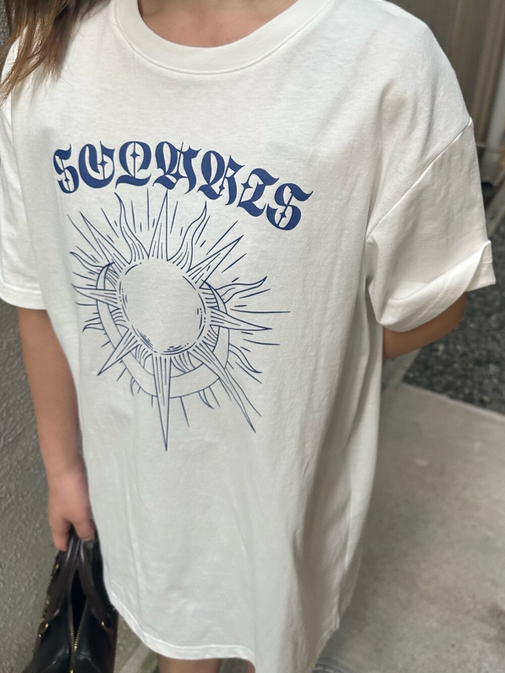 ホワイト系のTシャツ/カットソー、ブラック系のショルダーバッグ、ブラウン系のブーツを着用したレディースの夏コーディネートの5枚目の写真