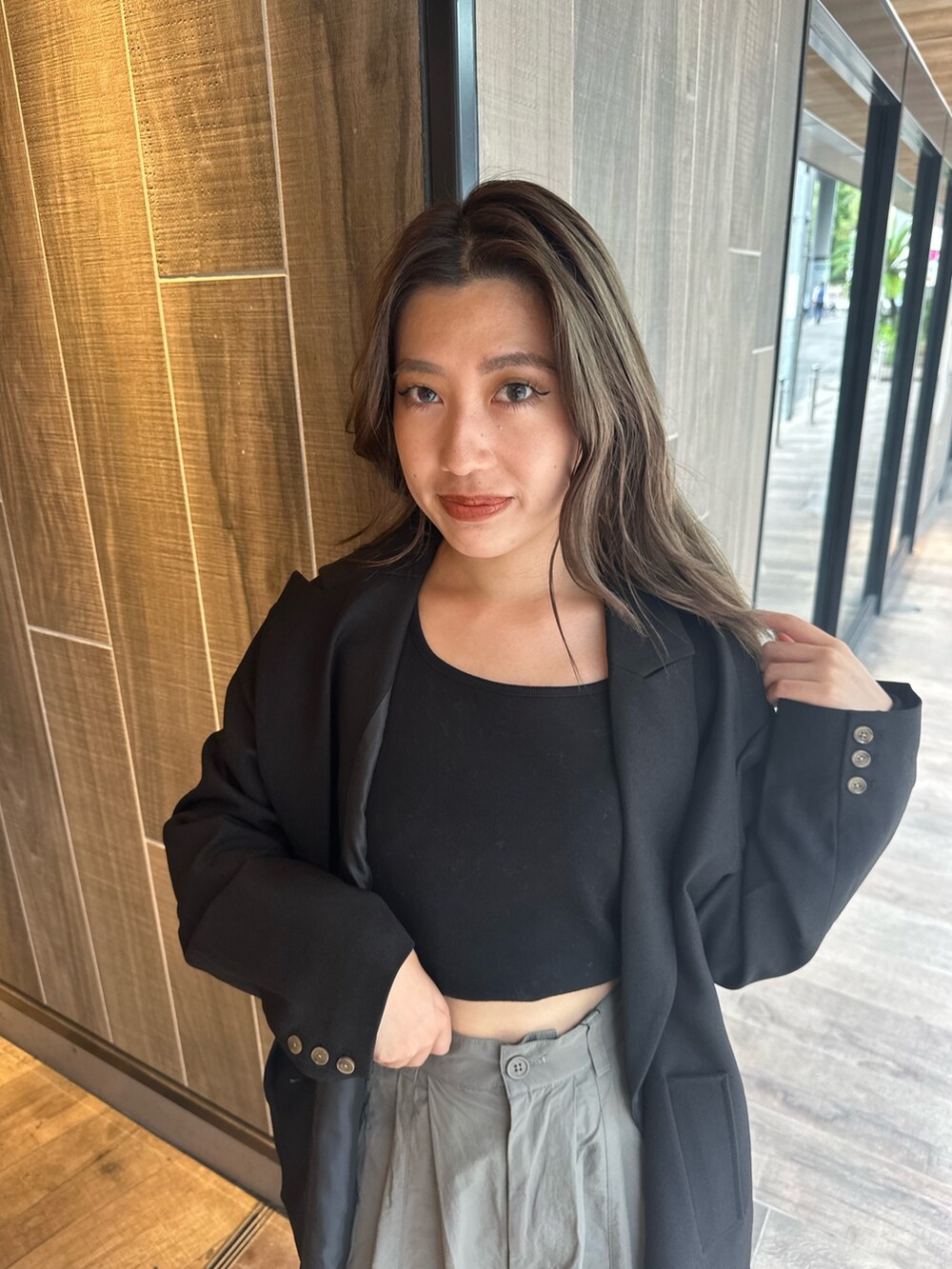 グレー系のカーゴパンツ、ブラック系のTシャツ/カットソー、ブラック系のブーツを着用したレディースの秋コーディネートの4枚目の写真