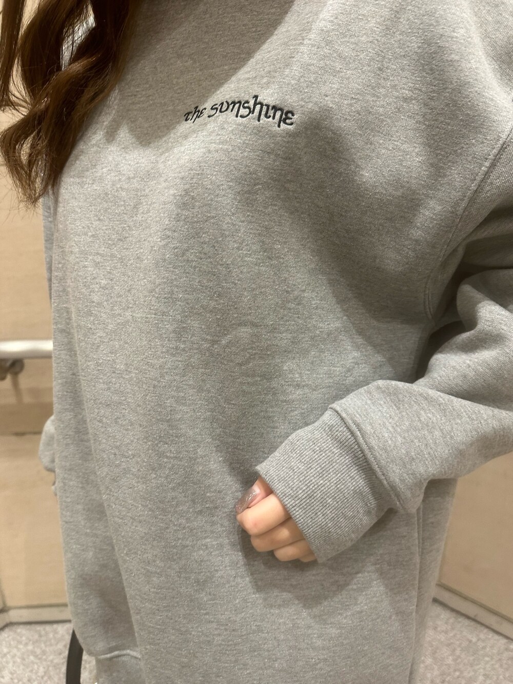 グレー系のスウェット、ブラック系のブルゾン、ブラック系のハンドバッグを着用したレディースの冬コーディネートの5枚目の写真