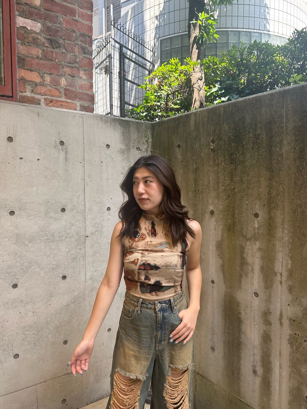 ブラウン系のTシャツ/カットソー、ブルー系のデニムパンツ、ブラック系のサンダルを着用したレディースの夏コーディネートの4枚目の写真