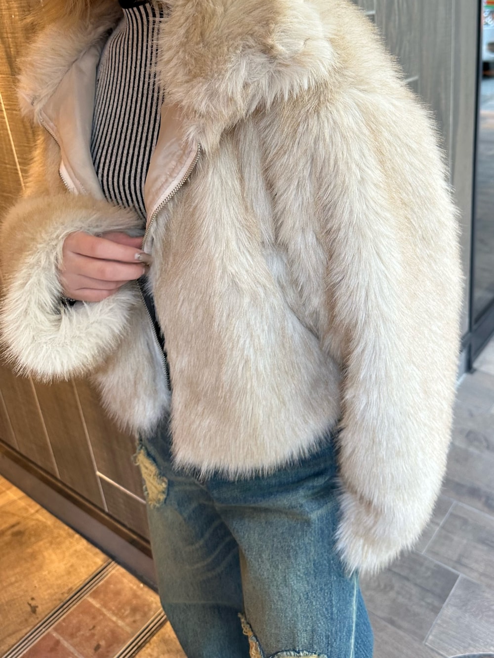 ベージュ系のブルゾン、その他のブーツ、ブルー系のデニムパンツを着用したレディースの冬コーディネートの6枚目の写真