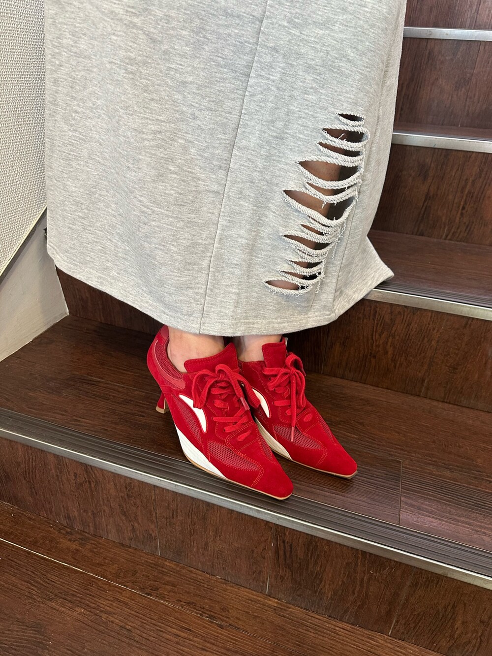 グレー系のワンピース、レッド系のパンプス、レッド系のキャップを着用したレディースの夏コーディネートの6枚目の写真