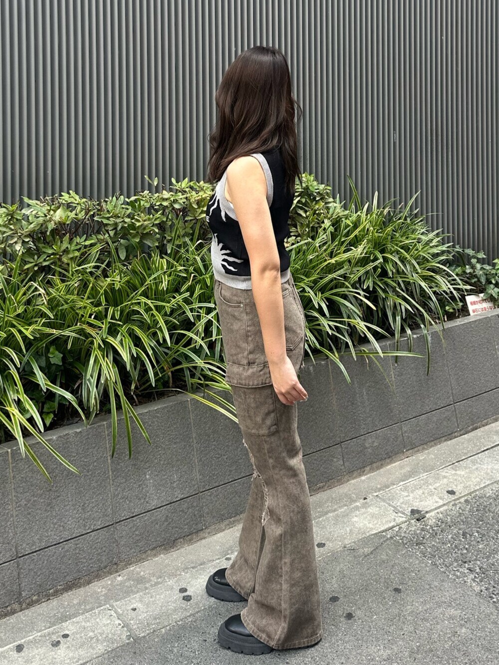 ブラック系のブーツ、ブラウン系のその他パンツ、ブラック系のニット/セーターを着用したレディースの夏コーディネートの2枚目の写真