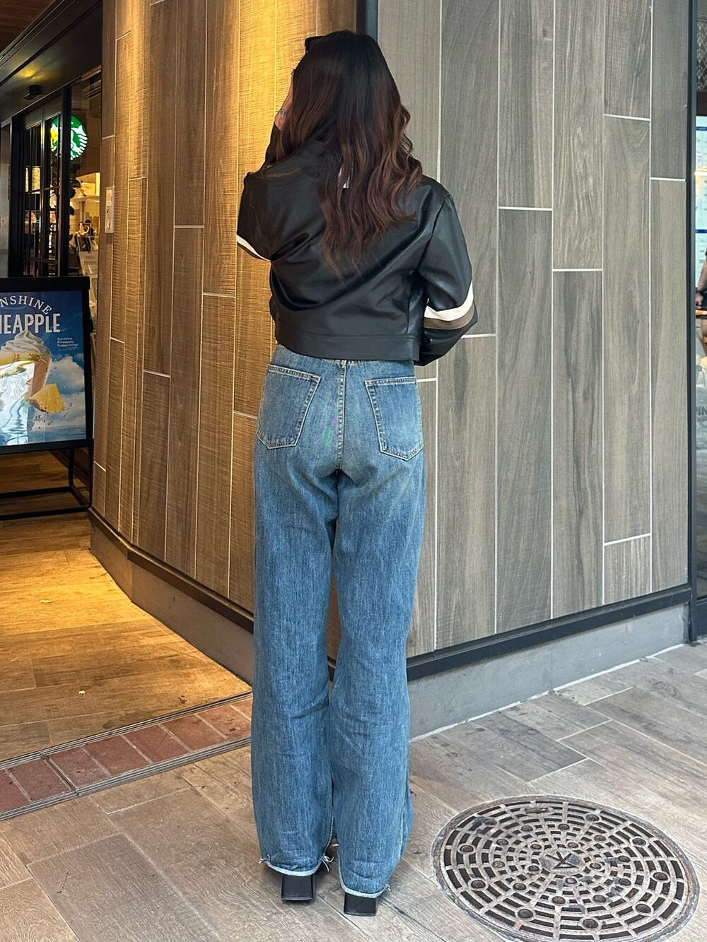 ブルー系のデニムパンツ、その他のブーツ、ブラック系のライダースジャケットを着用したレディースの夏コーディネートの4枚目の写真