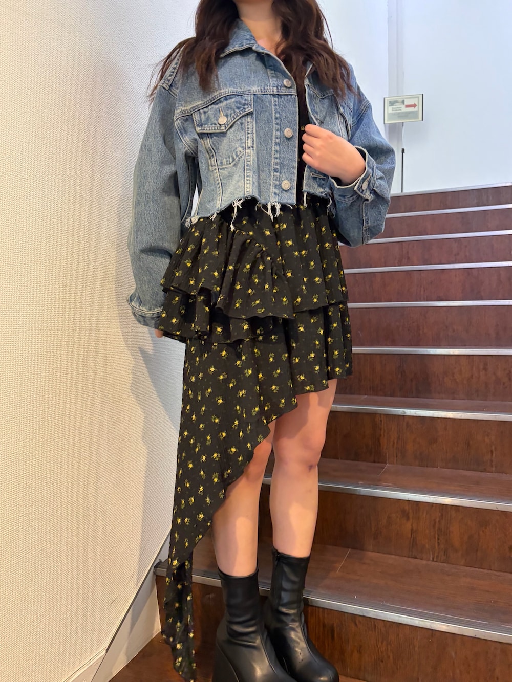 ブルー系のデニムジャケット、その他のワンピース、ブラック系のブーツを着用したレディースの春コーディネートの5枚目の写真