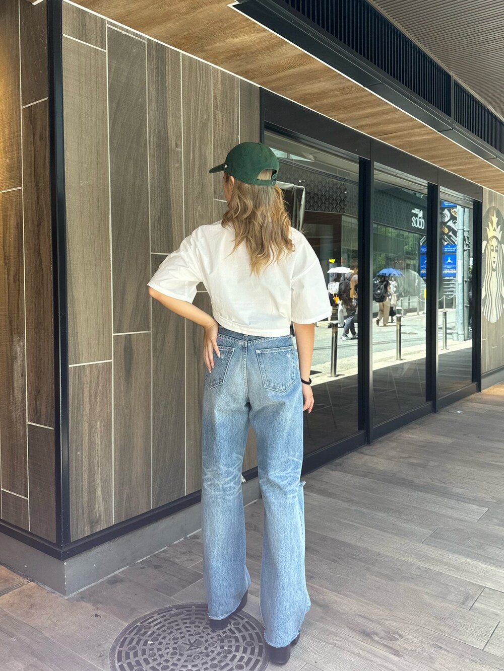 ホワイト系のシャツ/ブラウス、ブラック系のデニムパンツ、ブラック系のサンダルを着用したレディースの夏コーディネートの3枚目の写真