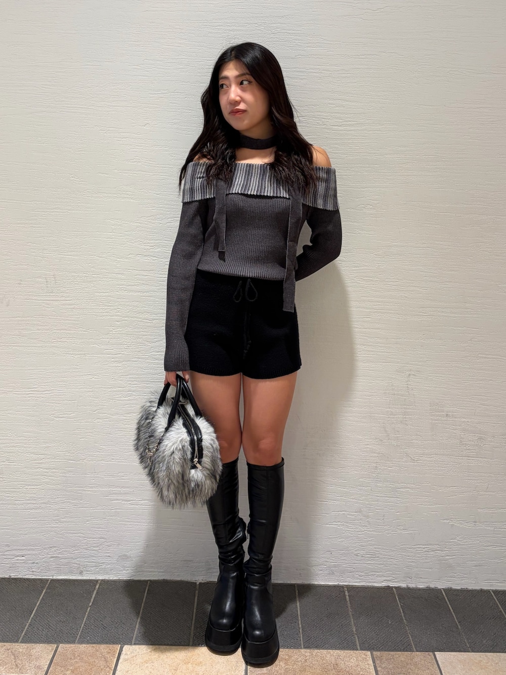 ブラック系のブーツ、ブラック系のその他パンツ、ブラック系のボストンバッグを着用したレディースの秋コーディネートの2枚目の写真