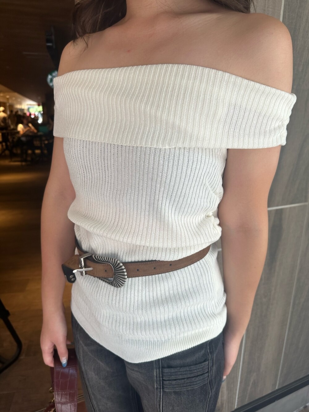 ブラック系のサンダル、ブラック系のデニムパンツ、ホワイト系のニット/セーターを着用したレディースの夏コーディネートの5枚目の写真